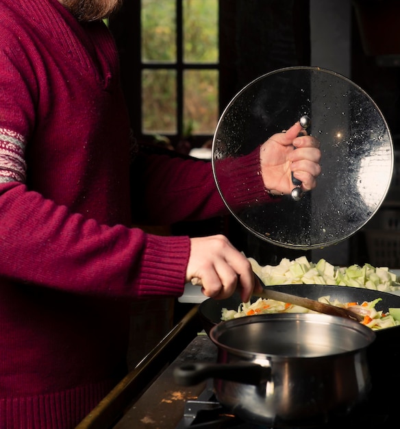 Kucharz przygotowujący potrawę